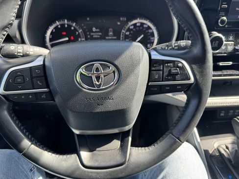 Used 2022 Toyota Highlander XLE AWD/4WD image 11