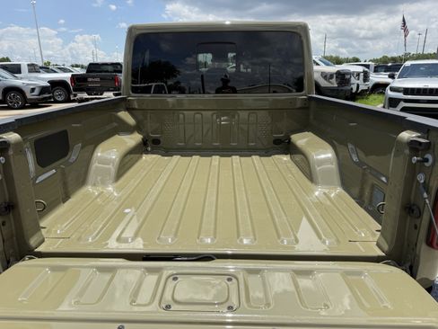 Used 2025 Jeep Gladiator Mojave w/ Convenience Group AWD/4WD image 30
