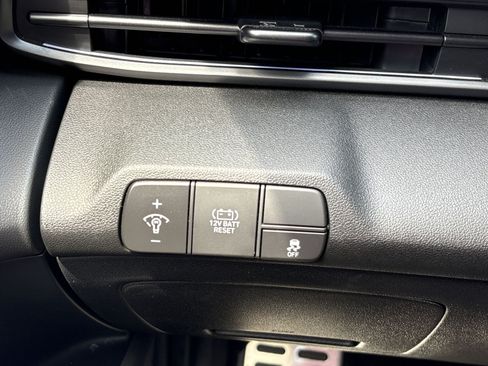 Used 2025 Hyundai Elantra SEL FWD image 16