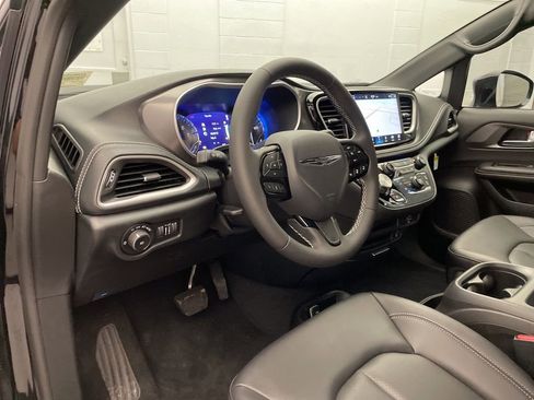 New 2026 Chrysler Pacifica Select image 14