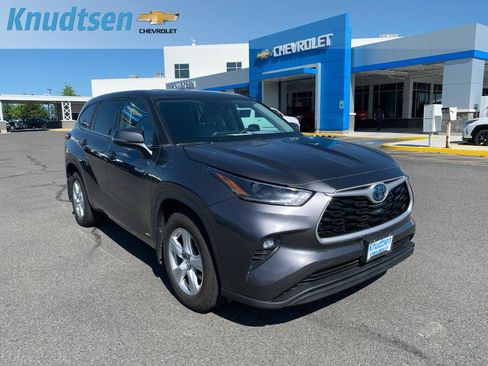 Used 2021 Toyota Highlander LE AWD/4WD image 1