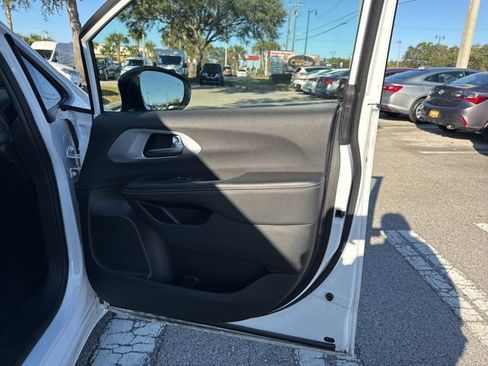 Used 2024 Chrysler Pacifica Select image 13