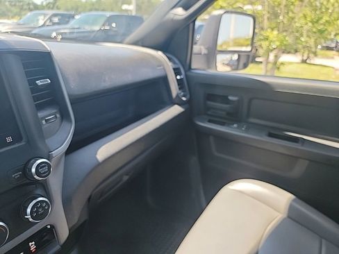 Used 2024 RAM 3500 Tradesman w/ Chrome Appearance Group AWD/4WD image 18