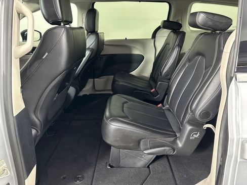 Certified 2024 Chrysler Pacifica Touring-L FWD image 12