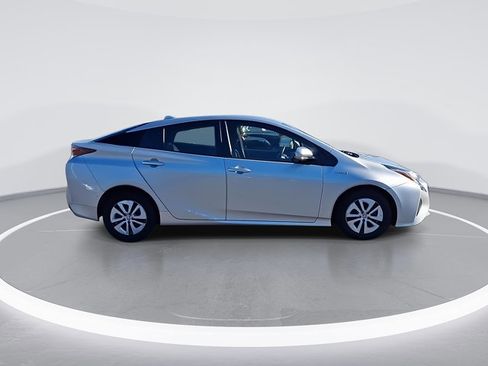Used 2018 Toyota Prius Three image 11