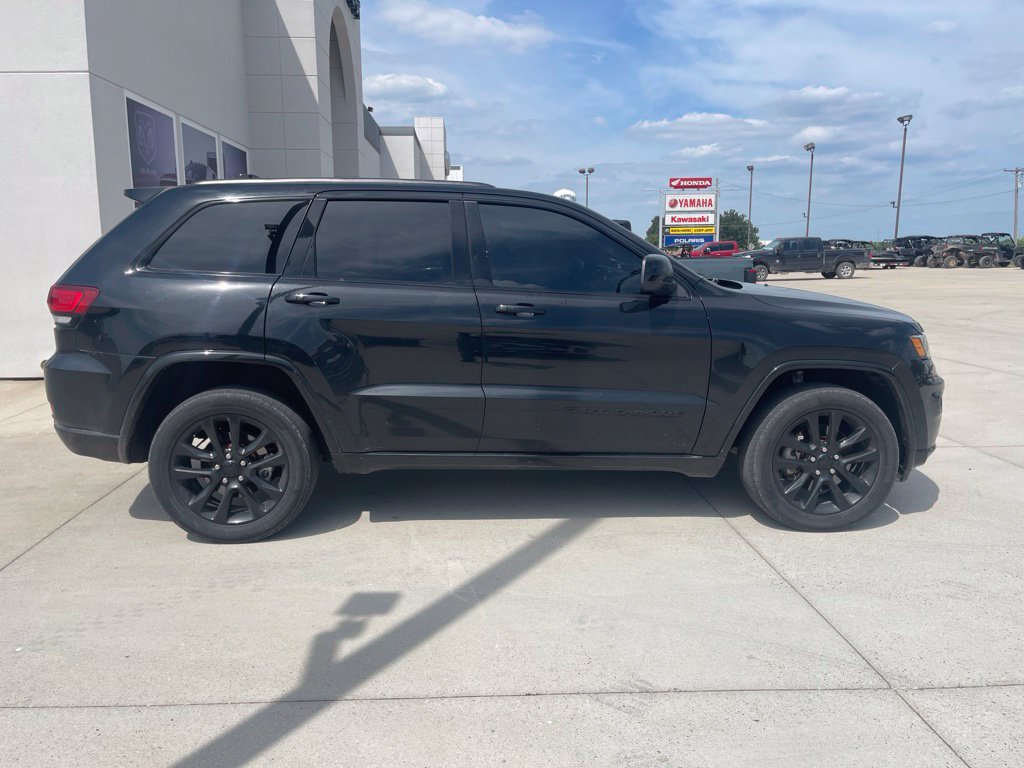 Used 2021 Jeep Grand Cherokee Laredo X AWD/4WD image 3