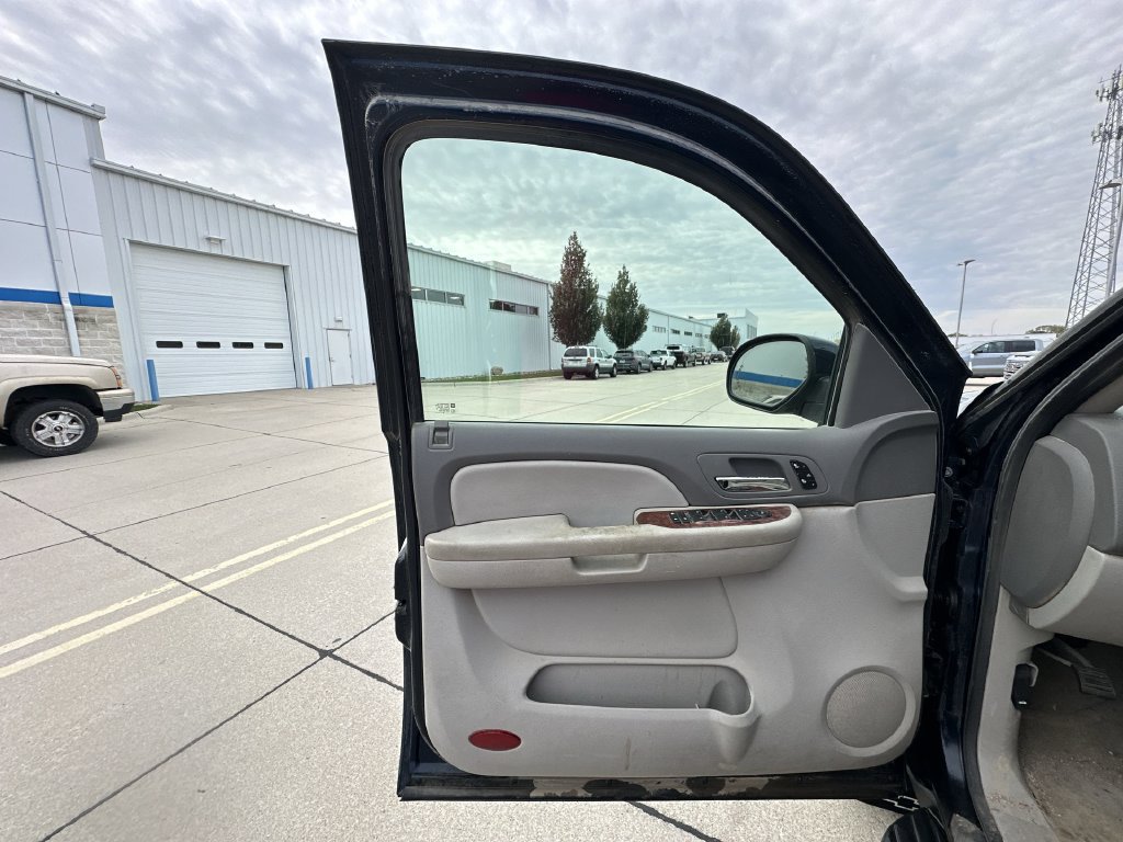 Used 2007 Chevrolet Suburban LTZ w/ LTZ Preferred Equipment Group AWD/4WD image 23