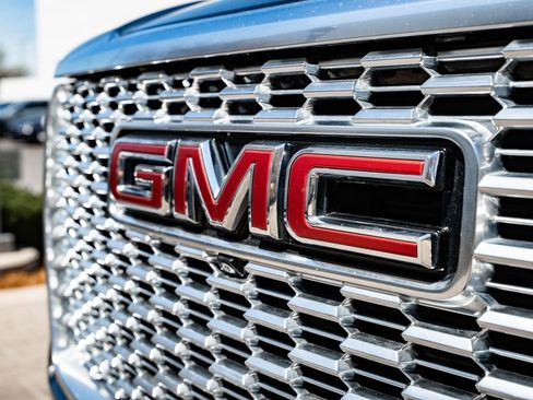 Used 2021 GMC Yukon Denali w/ Denali Premium Package AWD/4WD image 3