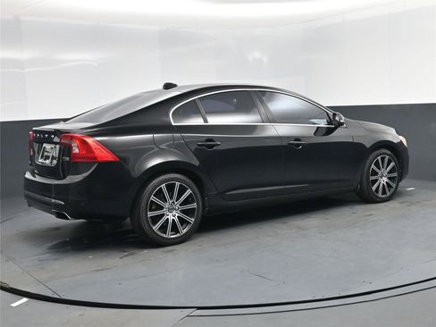Used 2018 Volvo S60 T5 Inscription image 4