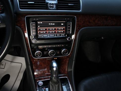 Used 2013 Volkswagen Passat TDI SEL Premium image 25