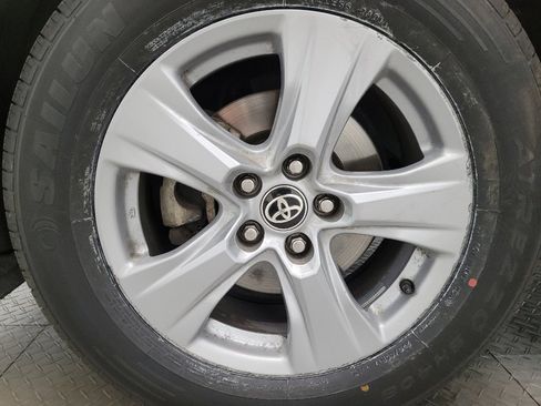 Used 2022 Toyota RAV4 XLE AWD/4WD image 31