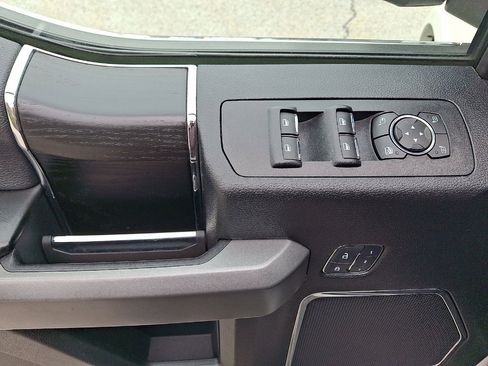 Used 2018 Ford F150 Platinum w/ Equipment Group 701A Luxury AWD/4WD image 10