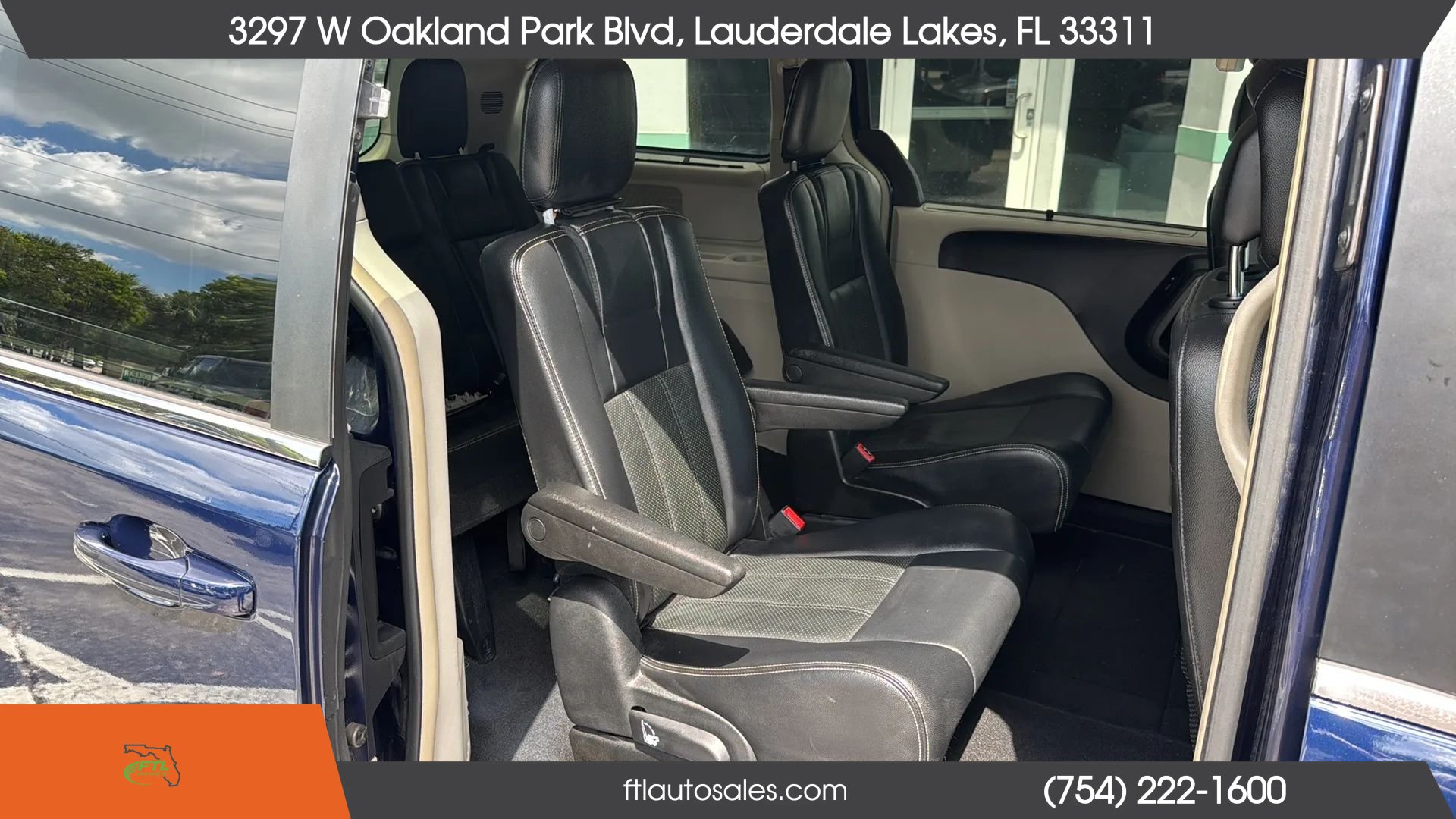 Used 2014 Chrysler Town & Country Touring-L FWD image 21