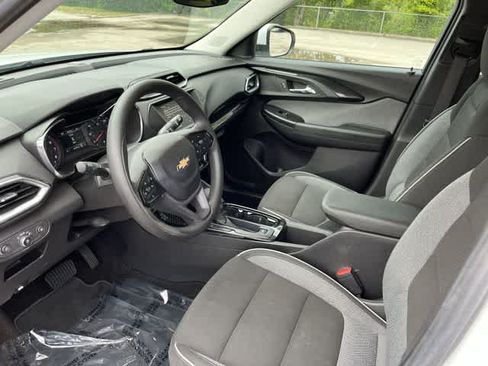 Used 2022 Chevrolet TrailBlazer LT w/ Confidence II Package FWD image 11