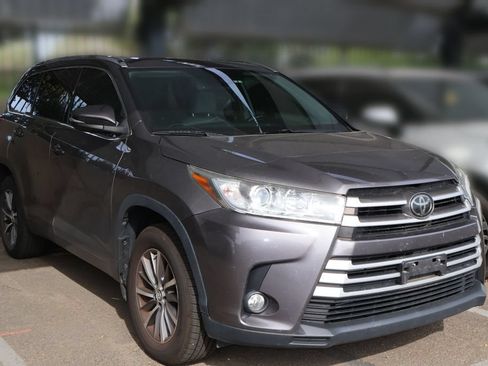 Used 2018 Toyota Highlander XLE w/ Carpet Mat Package (TMS) AWD/4WD image 12