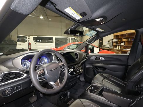 Used 2025 Chrysler Pacifica Select image 9