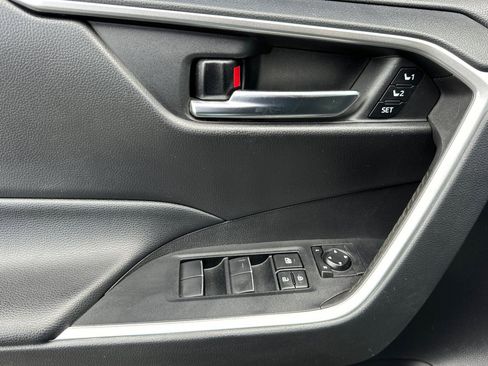 Used 2021 Toyota RAV4 XLE Premium image 10