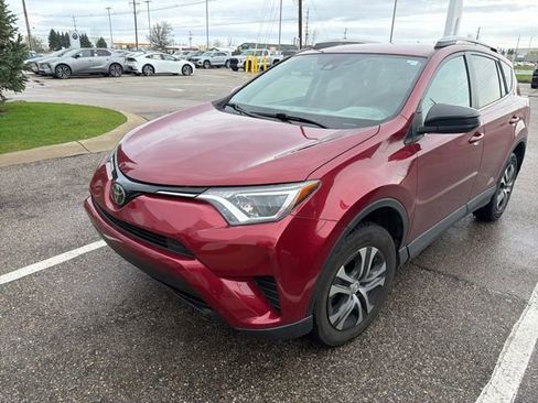 Used 2018 Toyota RAV4 LE AWD/4WD image 4