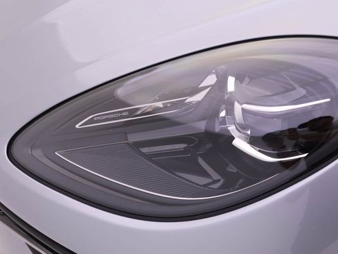 Certified 2024 Porsche Macan image 12