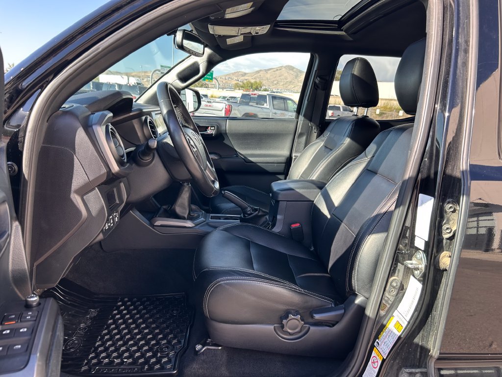Used 2017 Toyota Tacoma TRD Sport AWD/4WD image 8