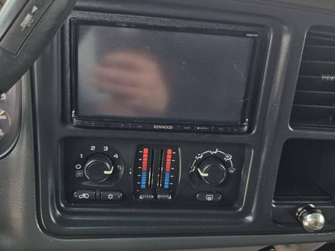 Used 2005 Chevrolet Avalanche Z71 w/ Preferred Equipment Group AWD/4WD image 14
