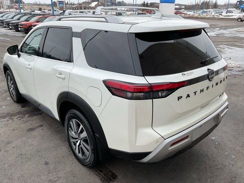 Used 2024 Nissan Pathfinder SL w/ Black Appearance Package image 7