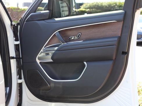 Used 2024 Land Rover Range Rover Autobiography AWD/4WD image 9