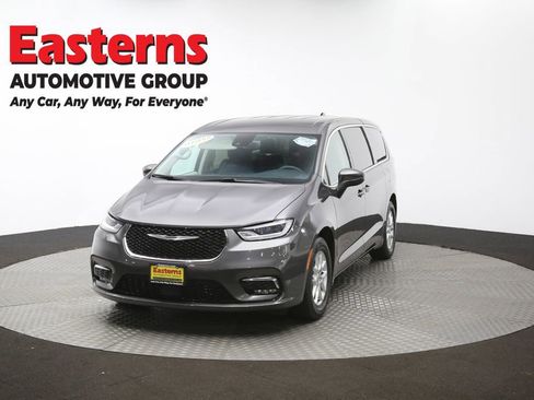 Used 2023 Chrysler Pacifica Touring-L image 58