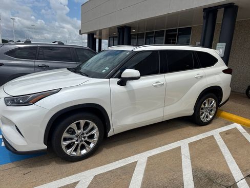 Used 2020 Toyota Highlander Limited FWD image 2