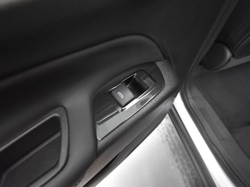 Used 2023 Chevrolet Equinox Premier image 10