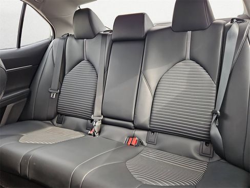 Used 2023 Toyota Camry SE image 9