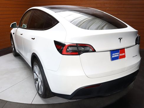 Used 2022 Tesla Model Y Long Range image 9