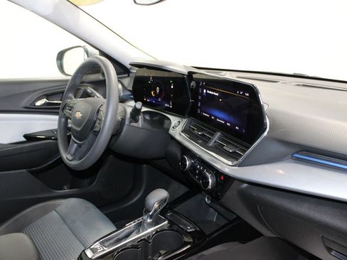 Used 2025 Chevrolet Trax LT image 32