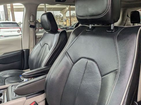 Used 2023 Chrysler Pacifica Limited image 13
