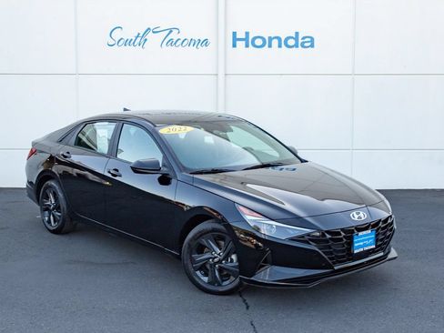 Used 2022 Hyundai Elantra SEL w/ Convenience Package FWD image 2
