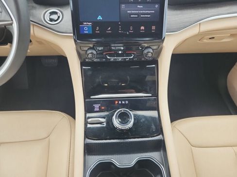 Used 2024 Jeep Grand Cherokee Limited image 11