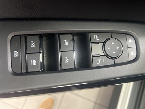 Used 2024 Nissan Pathfinder S image 10