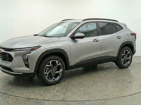 Used 2025 Chevrolet Trax LT w/ LT Convenience Package FWD image 3