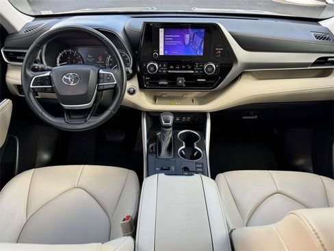 Used 2023 Toyota Highlander XLE image 2