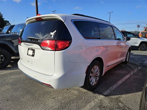 Used 2017 Chrysler Pacifica Touring-L image 6
