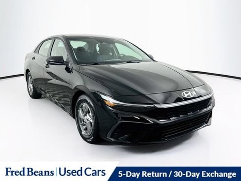 Certified 2025 Hyundai Elantra SE FWD image 1