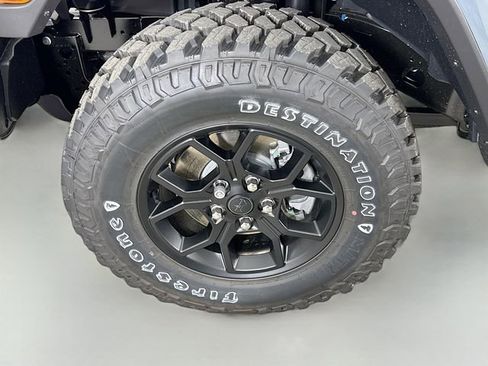 New 2025 Jeep Gladiator Sport image 28