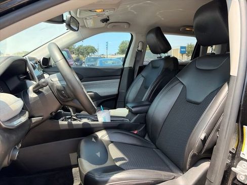 Used 2022 Jeep Compass Latitude FWD image 11