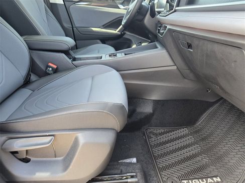 New 2025 Volkswagen Tiguan SE image 12