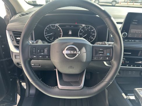 Used 2025 Nissan Rogue SV image 11