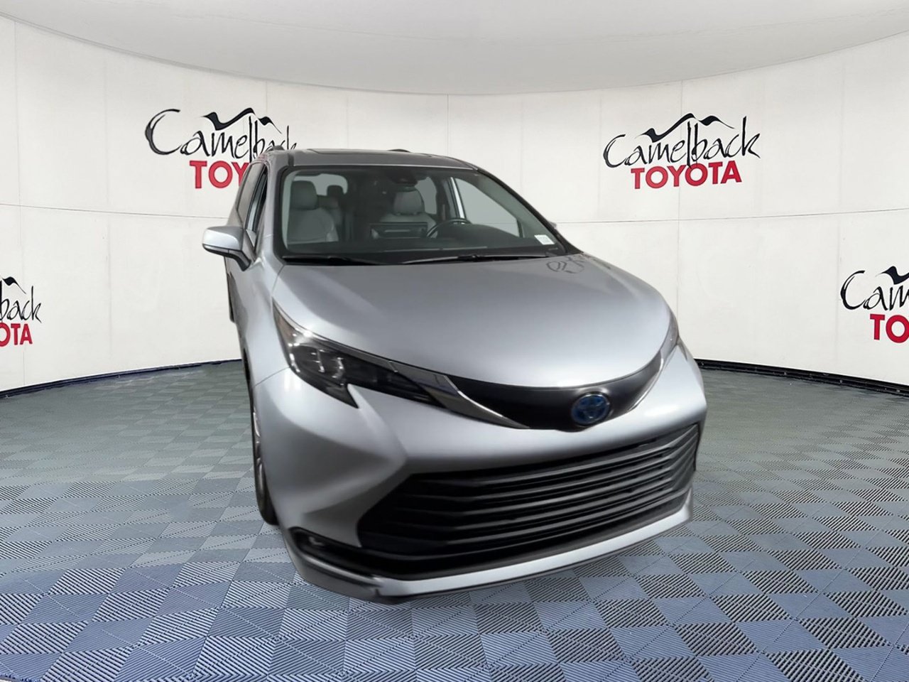 Used 2025 Toyota Sienna XLE FWD image 4