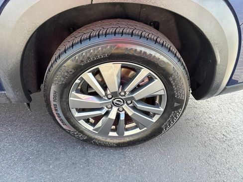 Used 2025 Nissan Pathfinder SV FWD image 4