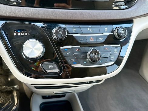 Used 2018 Chrysler Pacifica Touring-L image 17