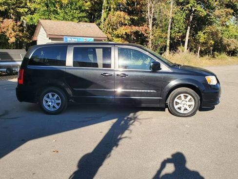 Used 2011 Chrysler Town & Country Touring FWD image 7