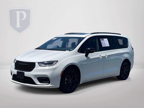 Used 2025 Chrysler Pacifica Limited FWD image 4